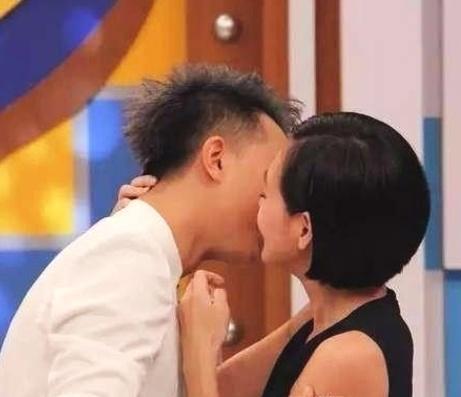 亲吻上大床的激烈视频