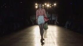 男女走秀视频高清,男女模特高清走秀，视觉盛宴一触即发