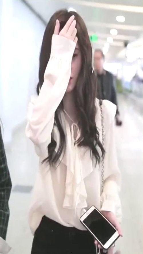 鞠婧祎机场视频,时尚穿搭引关注