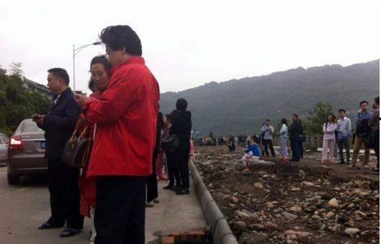 四川雅安地震视频